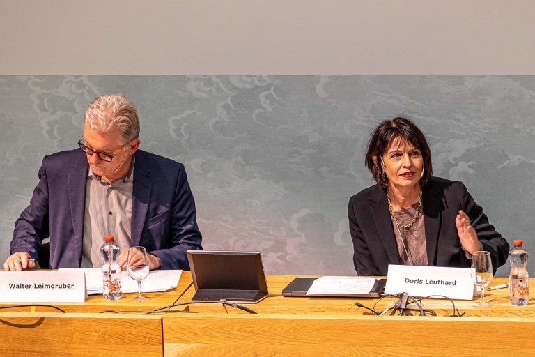 Walter Leimgruber und Doris Leuthard diskutieren am Hersbstanlass 2022.