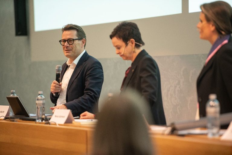 Walter Leimgruber und Doris Leuthard diskutieren am Hersbstanlass 2022.