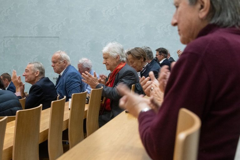 Walter Leimgruber und Doris Leuthard diskutieren am Hersbstanlass 2022.