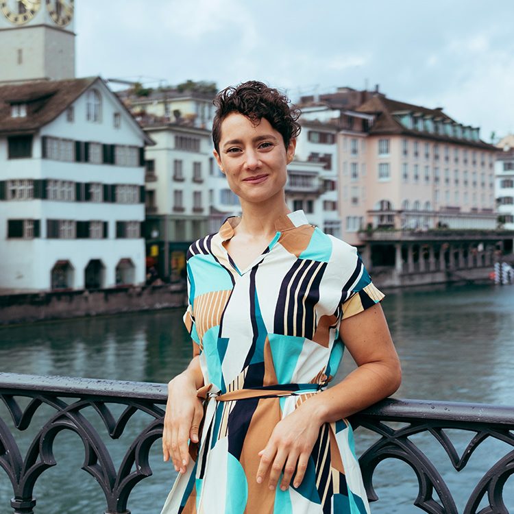 Alumna Priscilla Schwendimann, reformierte Pfarrerin, fotografiert in Zürich